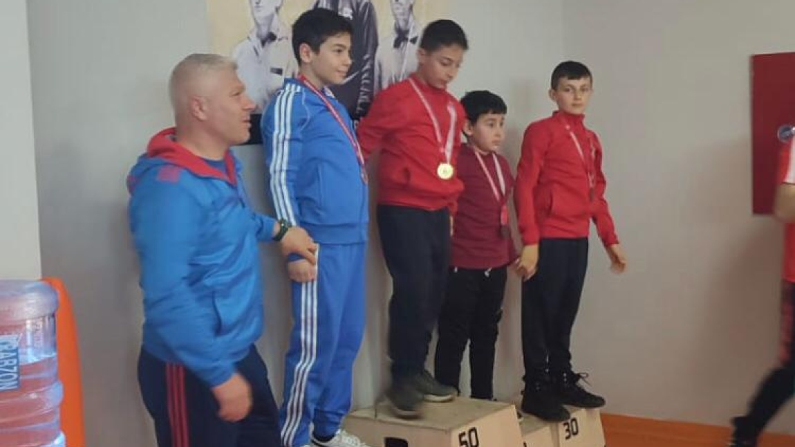 Okulumuz  öğrencileri  güreş  yarışmalarında